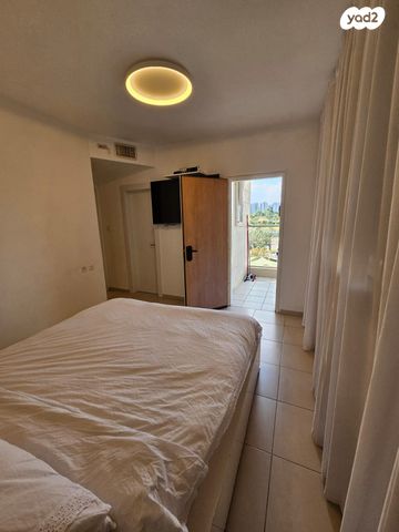 דירה, אפרים קישון, חתני פרס ישראל, באר יעקב