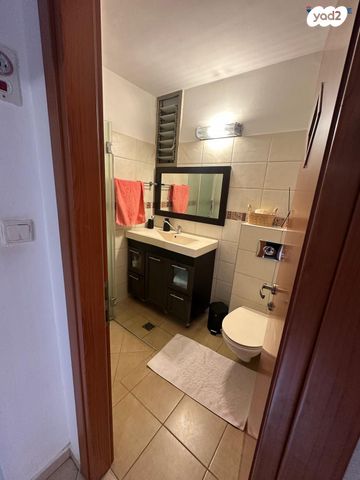 דירה, דב הוז, מעוז, כפר סבא