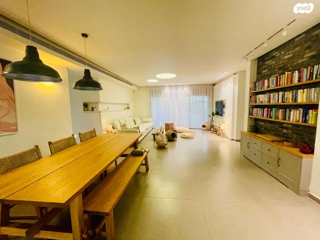 דירת גן, קדימה צורן