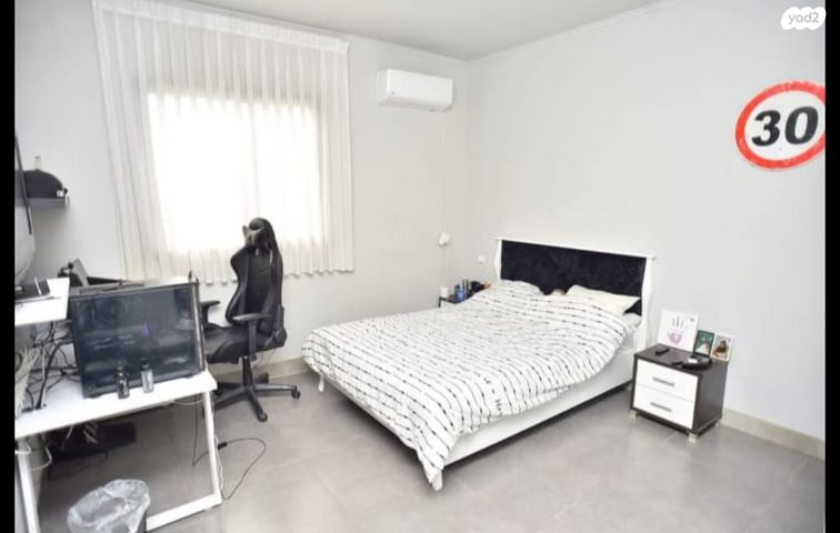 דו משפחתי, ד"ר אבא אחימאיר, גדרה