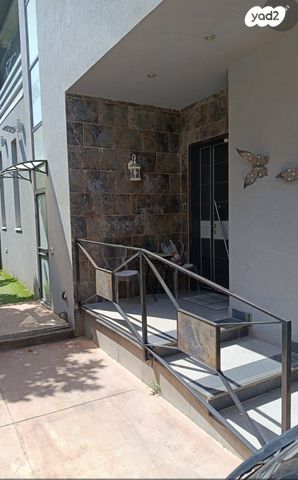 דו משפחתי, ד"ר אבא אחימאיר, גדרה