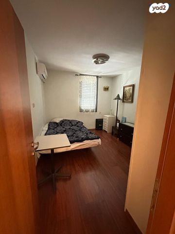 דירה, דב הוז, מעוז, כפר סבא