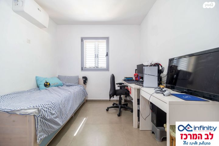 דירה, נתן אלתרמן, פסגות אפק, ראש העין