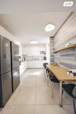 דירה, הרב אברהם שפירא, גבעת משקפיים, בית שמש