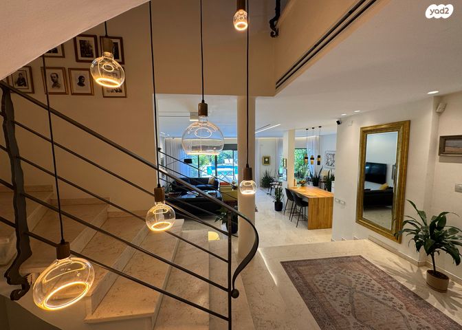 דו משפחתי, קיסריה