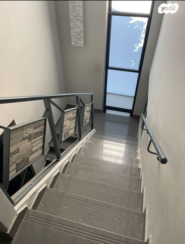 דו משפחתי, ד"ר אבא אחימאיר, גדרה