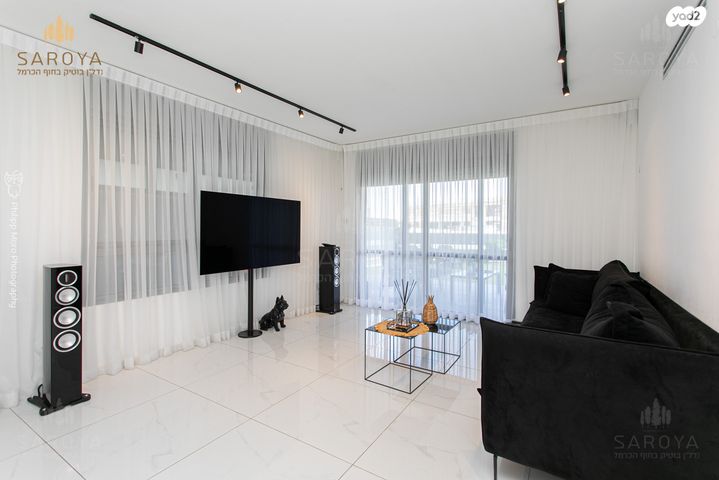 דירת גן, דולפין, גלי כרמל, טירת כרמל