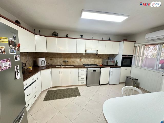 דירה, דב הוז, מעוז, כפר סבא