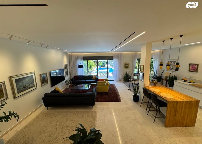 דו משפחתי, קיסריה