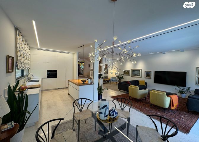 דו משפחתי, קיסריה