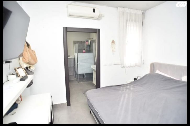 דו משפחתי, ד"ר אבא אחימאיר, גדרה