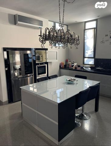 דו משפחתי, ד"ר אבא אחימאיר, גדרה