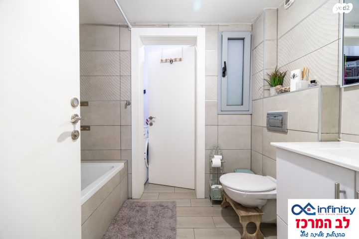 דירה, נתן אלתרמן, פסגות אפק, ראש העין