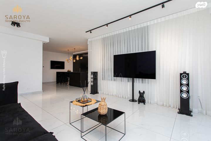 דירת גן, דולפין, גלי כרמל, טירת כרמל