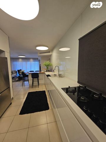 דירה, אפרים קישון, חתני פרס ישראל, באר יעקב