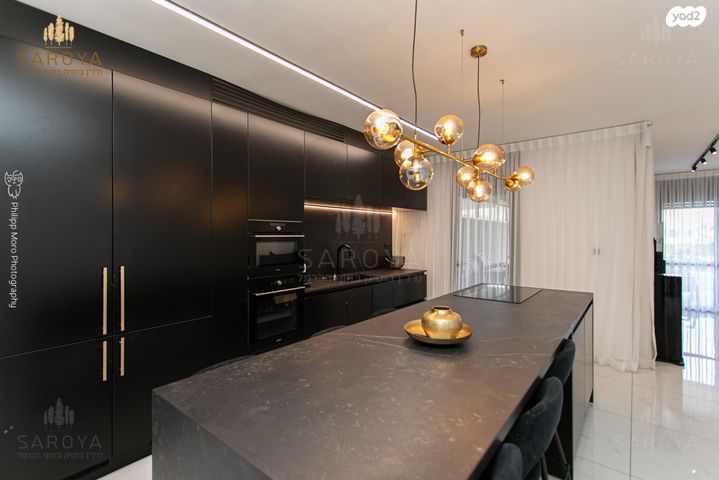 דירת גן, דולפין, גלי כרמל, טירת כרמל