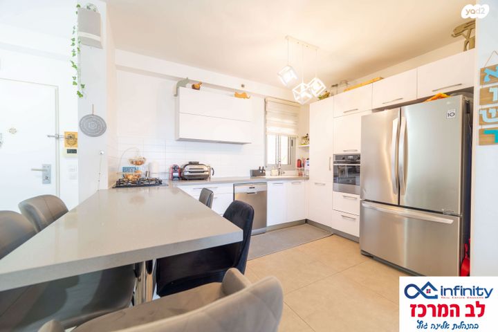 דירה, נתן אלתרמן, פסגות אפק, ראש העין