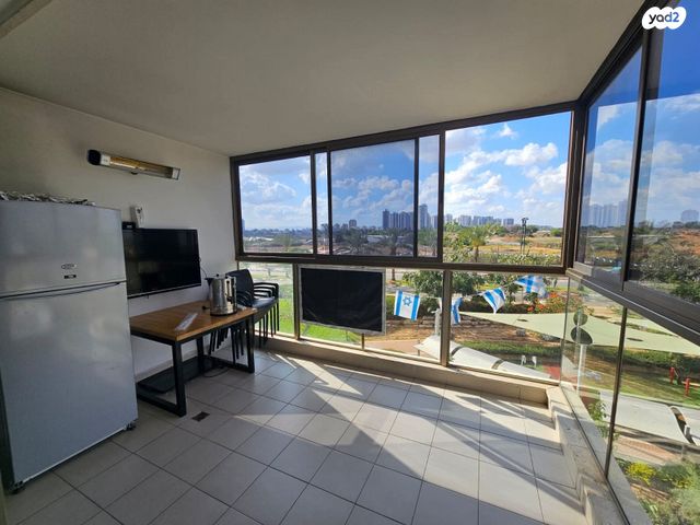 דירה, אפרים קישון, חתני פרס ישראל, באר יעקב