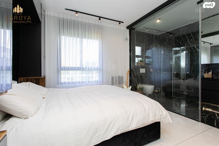 דירת גן, דולפין, גלי כרמל, טירת כרמל