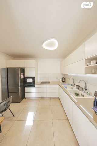 דירה, הרב אברהם שפירא, גבעת משקפיים, בית שמש