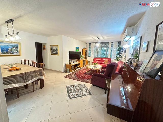 דירה, דב הוז, מעוז, כפר סבא