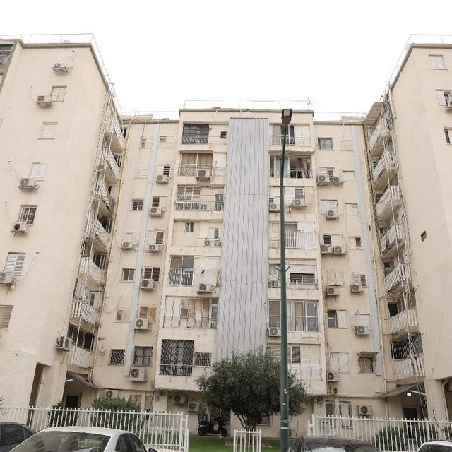 כיכר אליעזר קפלן 12