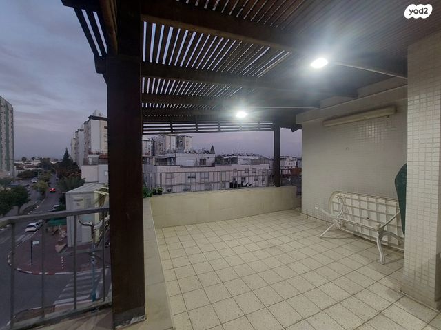 גג/ פנטהאוז, חללי אגוז, גני אביב, לוד