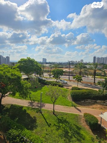 דירה, אפרים קישון, חתני פרס ישראל, באר יעקב