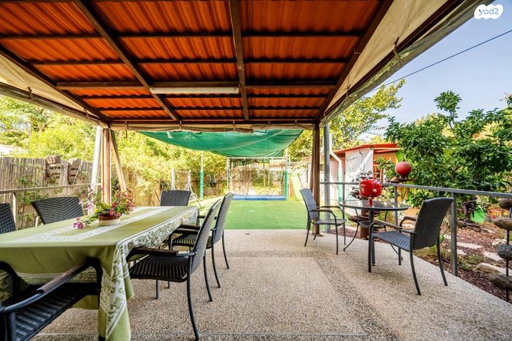 דו משפחתי, בן ציון פוגל, סלע, רחובות