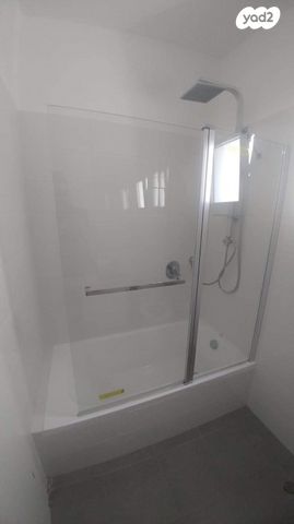 דירה, שדרות בר אילן 24, דרום מערב ותיק, בת ים