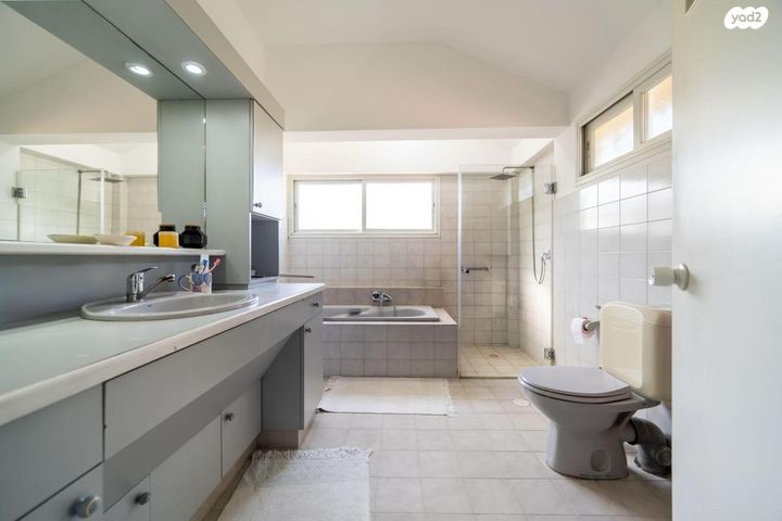 דו משפחתי, בן ציון פוגל, סלע, רחובות