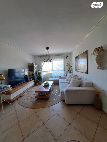 דירת גן, רינה ניקובה, פסגת זאב, ירושלים