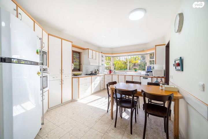 דו משפחתי, בן ציון פוגל, סלע, רחובות