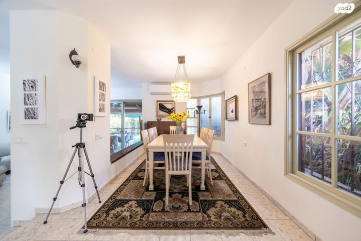 דו משפחתי, בן ציון פוגל, סלע, רחובות