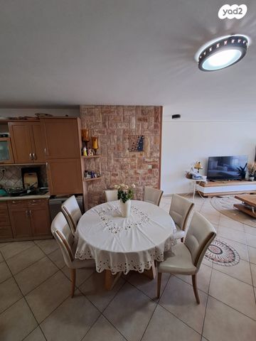 דירת גן, רינה ניקובה, פסגת זאב, ירושלים