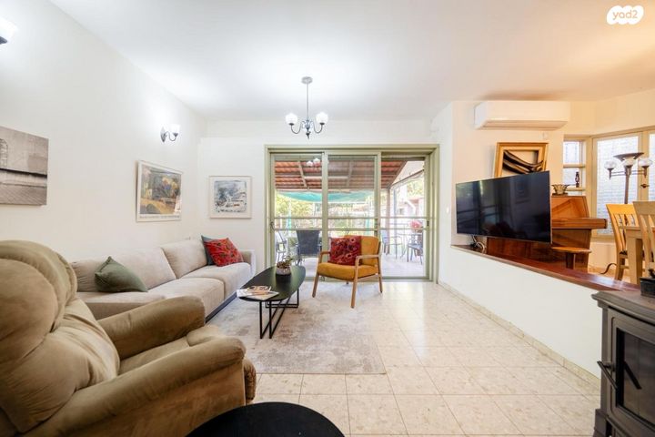 דו משפחתי, בן ציון פוגל, סלע, רחובות