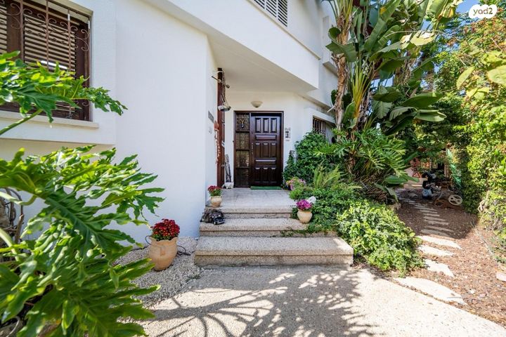 דו משפחתי, בן ציון פוגל, סלע, רחובות