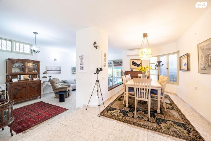 דו משפחתי, בן ציון פוגל, סלע, רחובות