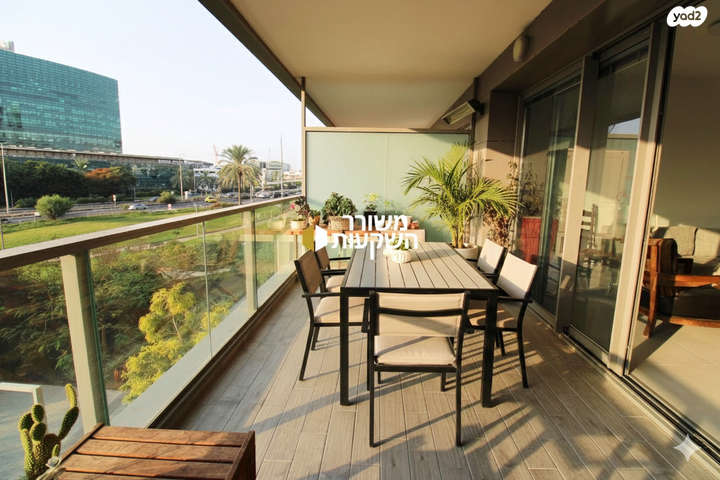 דירה, אריק איינשטיין, הרצליה ב', הרצליה