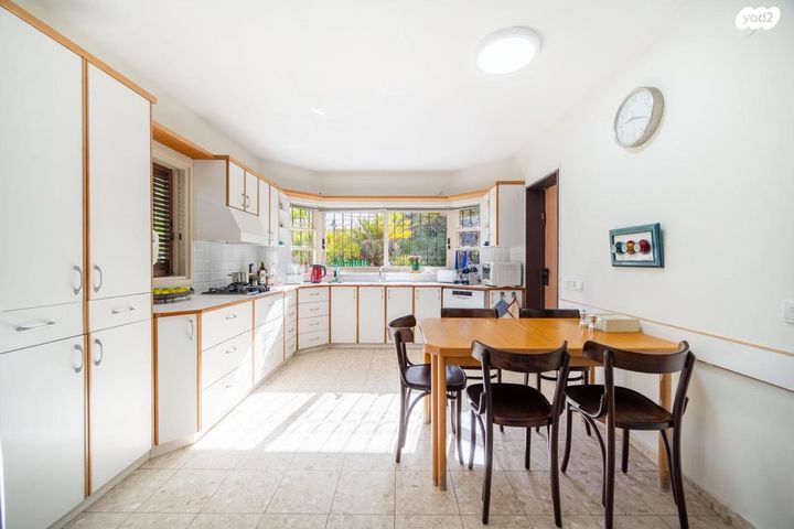 דו משפחתי, בן ציון פוגל, סלע, רחובות