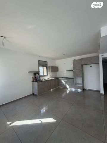 גג/ פנטהאוז, נתיבות