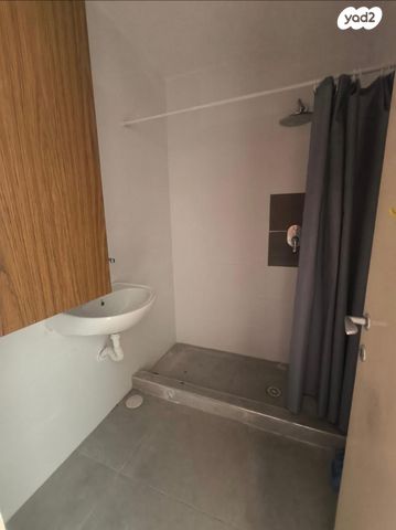 דירה, נעורים, ערד