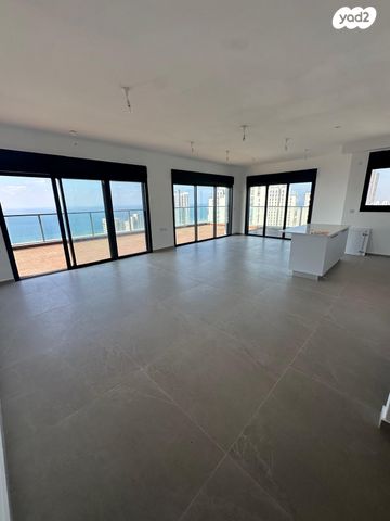 גג/ פנטהאוז, אמנון ליפקין שחק, נוף הטיילת, נתניה