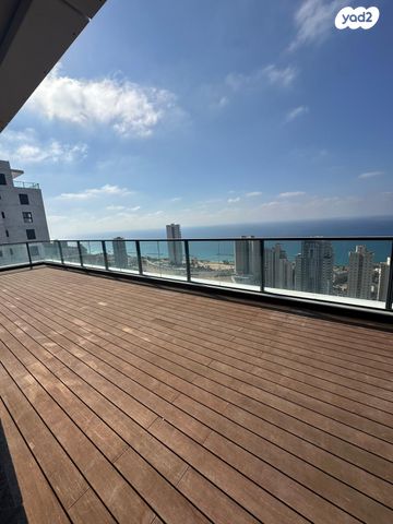 גג/ פנטהאוז, אמנון ליפקין שחק, נוף הטיילת, נתניה