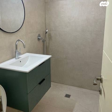 דירה, הרב עוזיאל, בבלי, תל אביב יפו