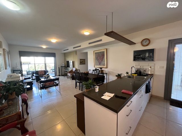 דירה, קרית הפרחים - 2005, רעננה