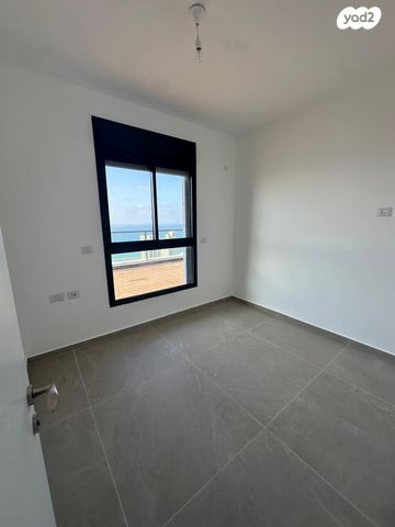 גג/ פנטהאוז, אמנון ליפקין שחק, נוף הטיילת, נתניה