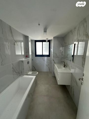 גג/ פנטהאוז, אמנון ליפקין שחק, נוף הטיילת, נתניה