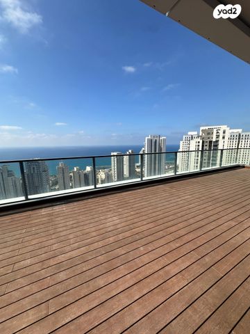 גג/ פנטהאוז, אמנון ליפקין שחק, נוף הטיילת, נתניה