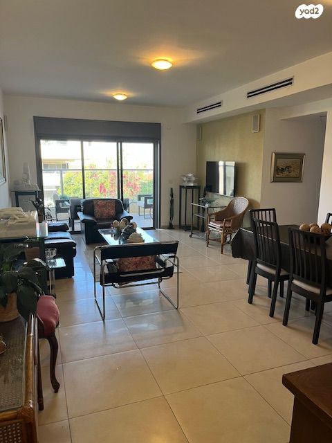 דירה, קרית הפרחים - 2005, רעננה